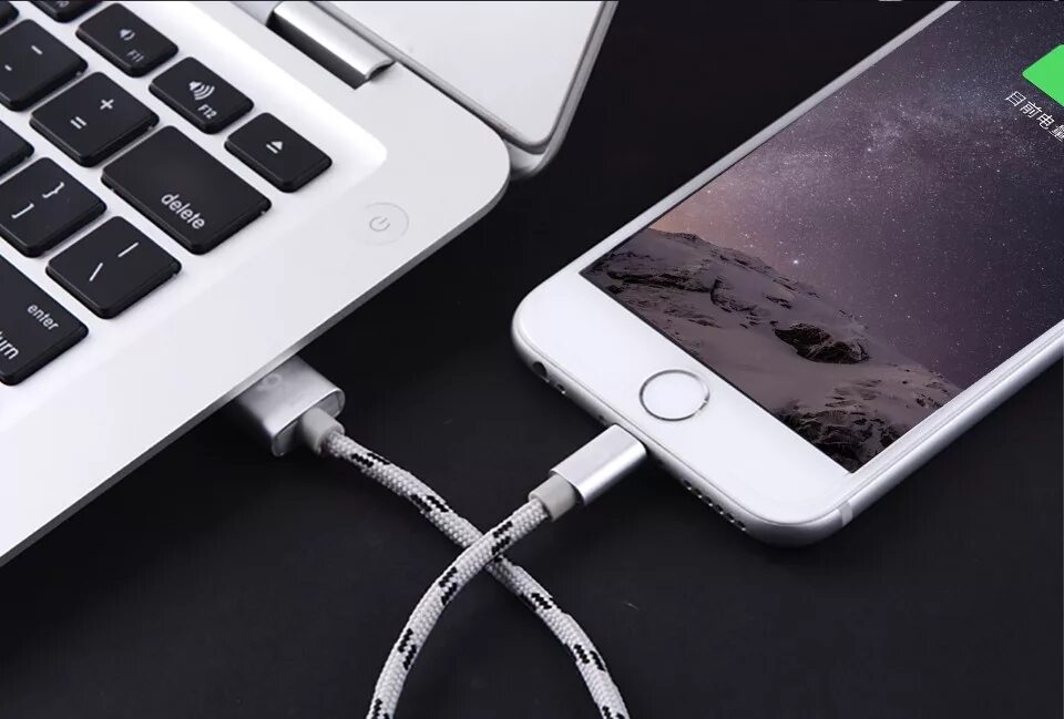 Ноутбук видит айфон usb. Как подключить шнур айфона к компьютеру. Как подключить айфон к компьютеру через USB кабель. Смартфон к компьютеру через USB кабель. Смартфон подключен к ноутбуку.