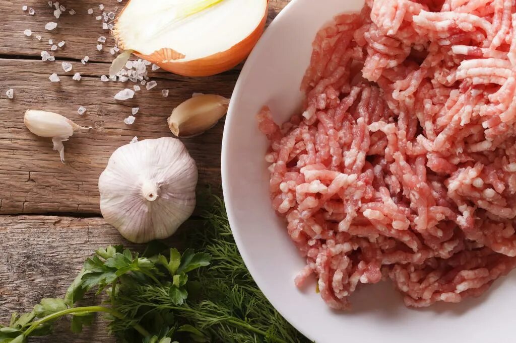 Пересолила фарш для котлет. Фарш куриный. фарш на доске.