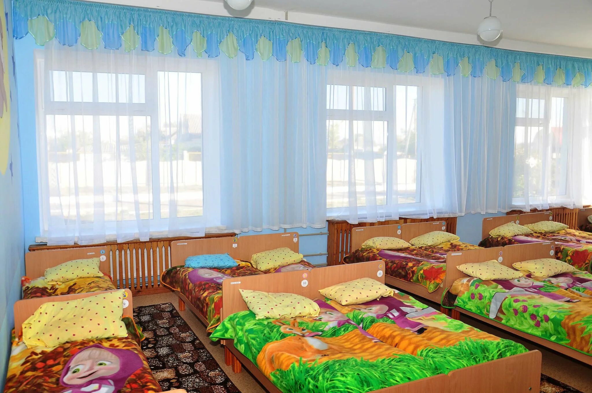 Стены в спальне в детском саду. Спальня в группе детского сада. Спальная комната в детском саду. Спальня в группе детского сада. Спальная комната в детском саду.