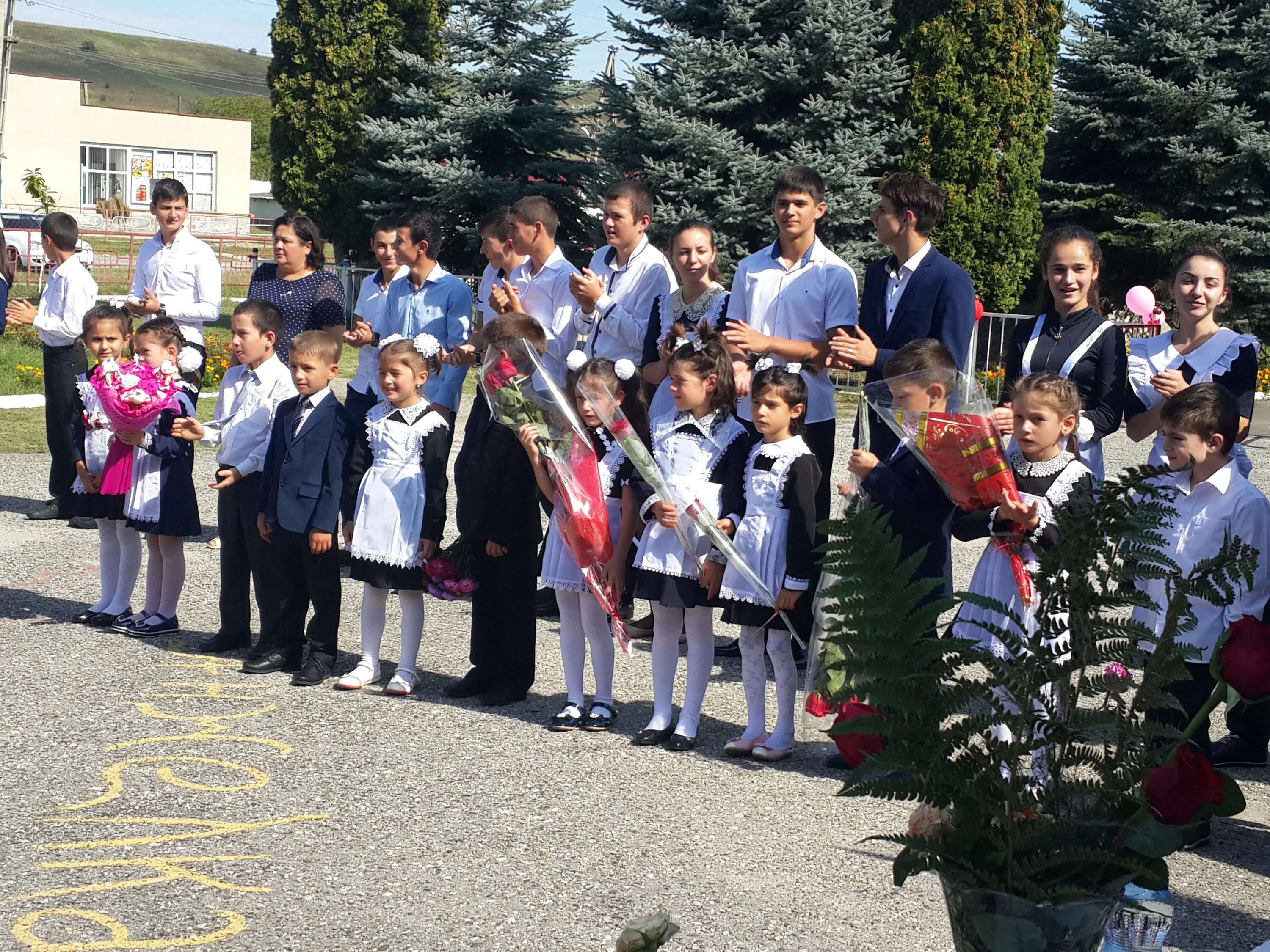 Школа 12 первоклассников. Теньковская сош камско-устьинского района. Литовская школа фотографии. Теньковская школа. Школа 12 первоклассников.