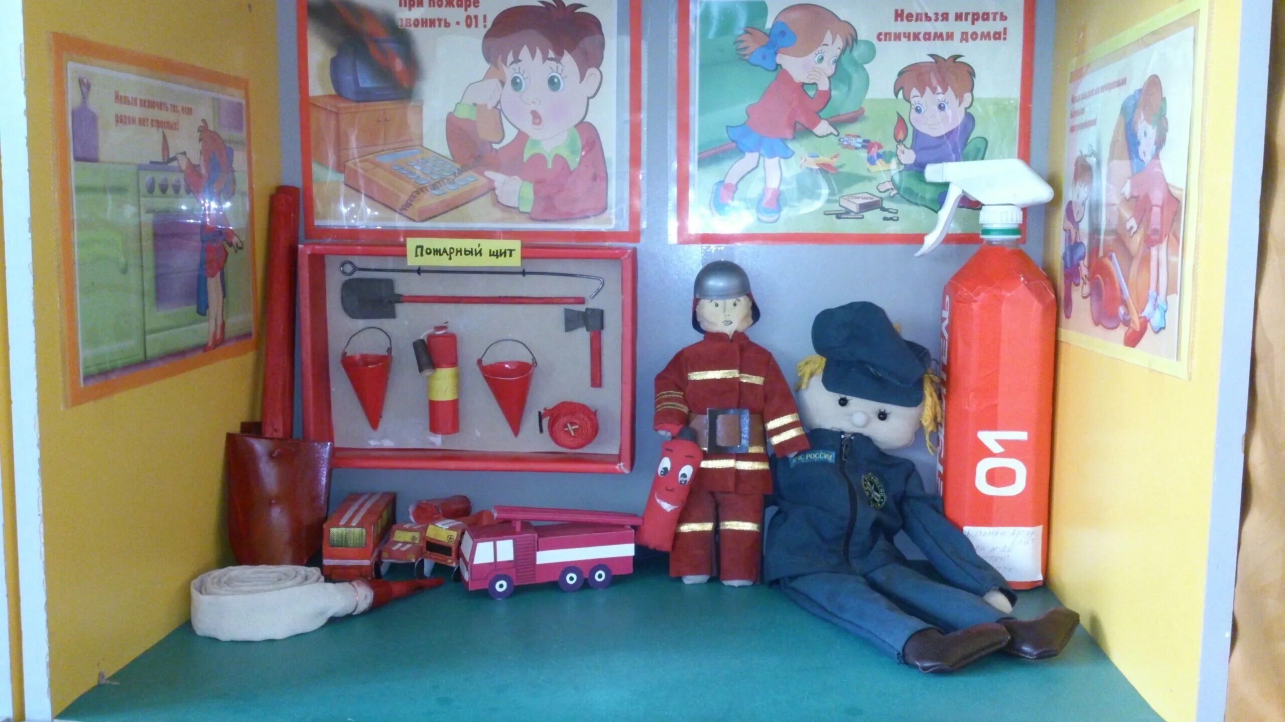 Сценарий пожарные в детском саду. Уголок пожарной безопасности в детском саду. Пожарный уголок в детском саду. Пожарный стенд в детском саду. Уголок по пожарной безопасности в ДОУ.