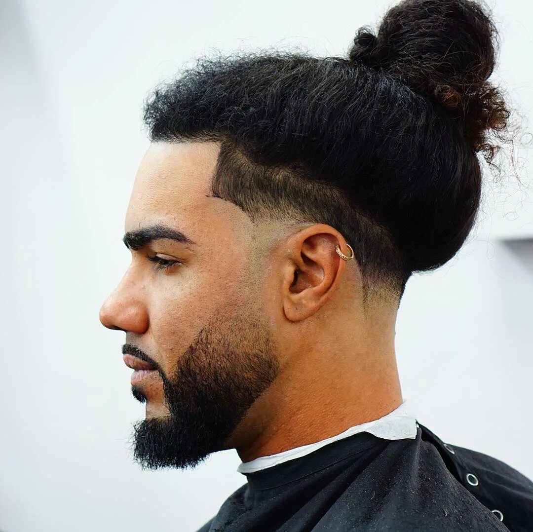 Мэн бун. Прическа ман бун. Man bun прическа. Крис хемсворт с длинными волосами. Стрижка man bun.