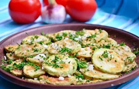 Кабачки с чесноком жареные морковь