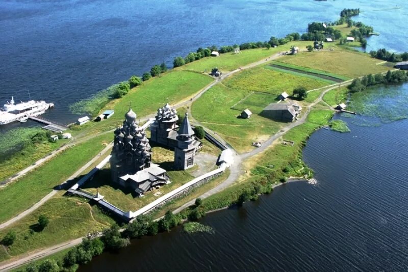 Онежское озеро остров кижи. Остров музей кижи. Озеро с островом кижи. Онежское озеро остров кижи. Онежское озеро остров кижи.