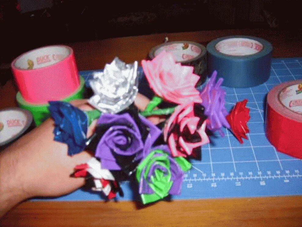 Какие поделки можно сделать из скотча. Поделки из скотча. поделки из цветного скотча. цветок из изоленты.