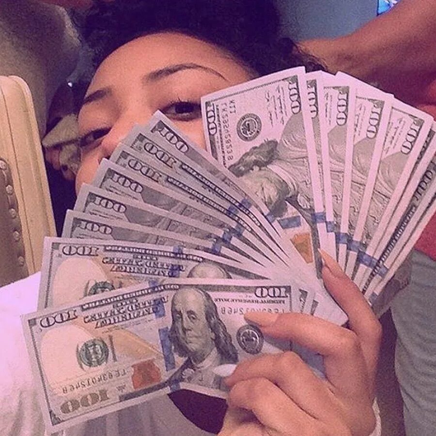This money to her. This money to her. Дать деньги альфонсу. Женщина имеющая деньги. Рука дает.
