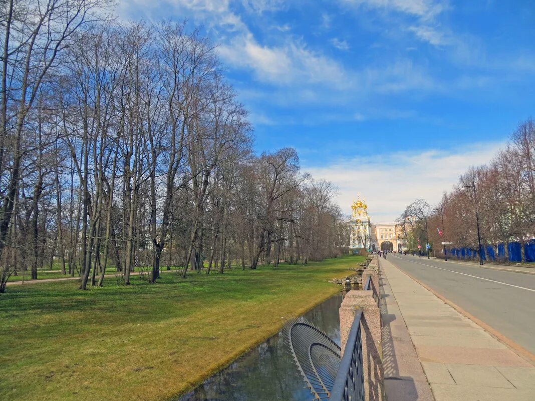 Екатерининский парк Царское село весной. Екатерининский парк в апреле.