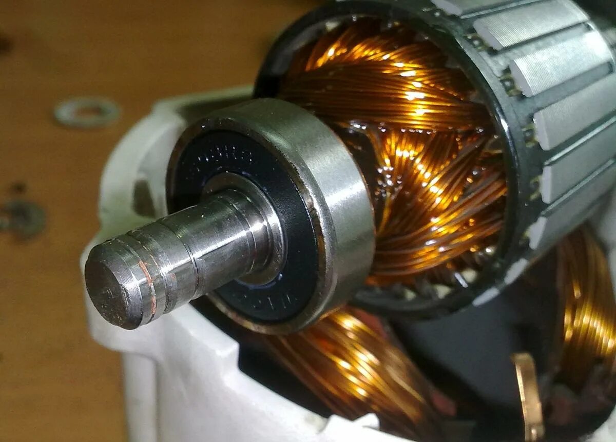 Подшипник на ротор электродвигателя. Мотор подшипник. Смазка подшипников в электродвигателе сименс. Подшипник на эл двигатель а4250м6у3. Шприцовка подшипников электродвигателей.