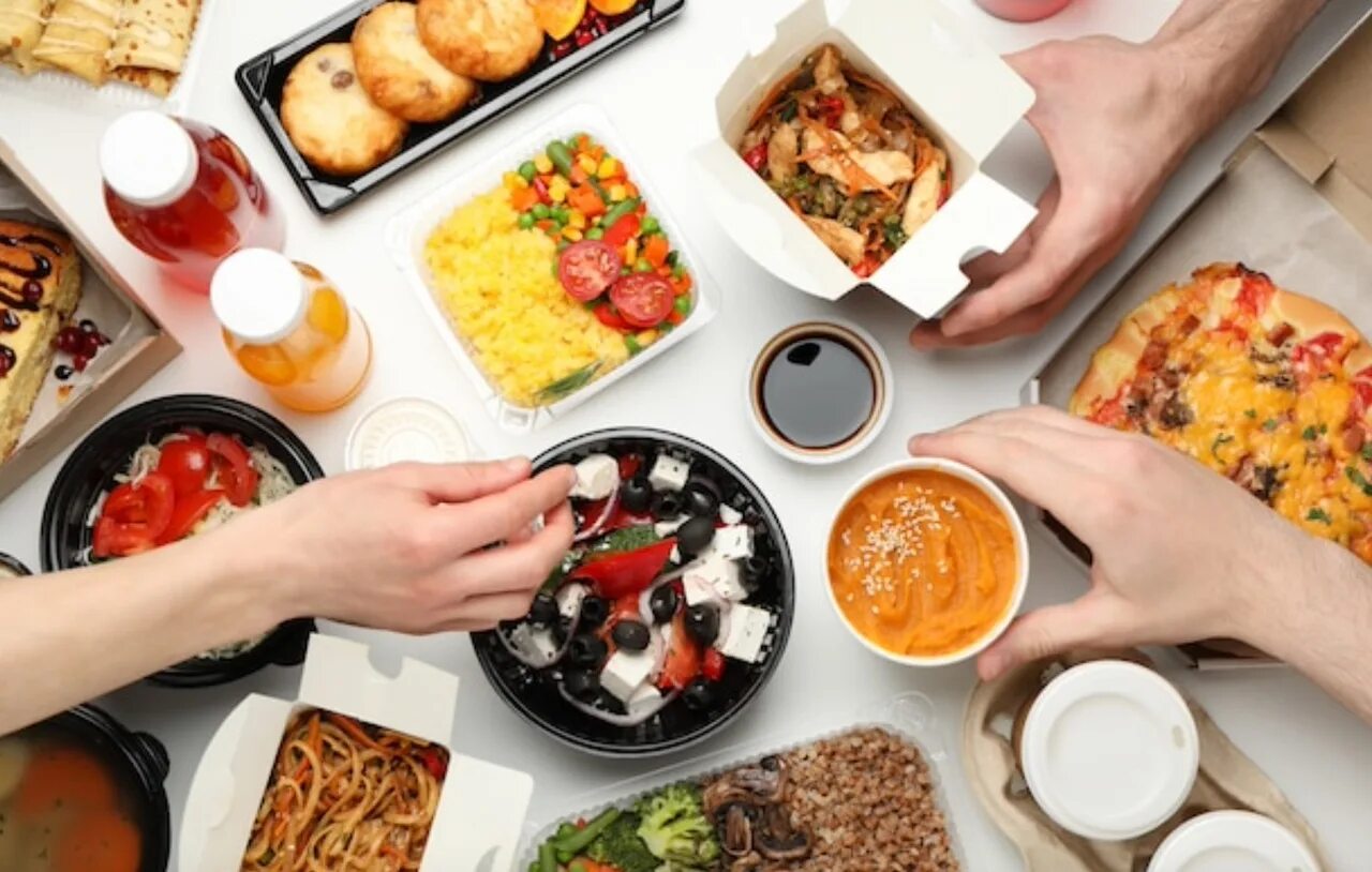 Еда для бедных. Сон раздавать еду. Сон раздавать еду. Сон раздавать еду. Волонтеры раздают еду.