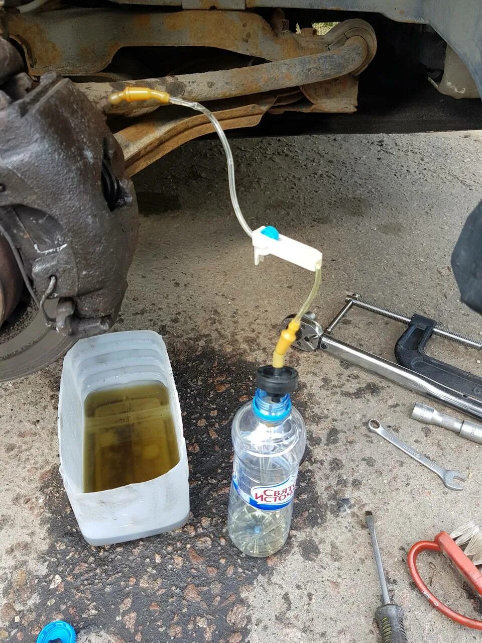 Абс на ваз 2107. Система для прокачки тормозной жидкости. Прокачка тормозной системы пассат б5 с абс. Клапан прокачки тормозной системы ваз. Ваз 2115 клапан прокачки тормозной системы.