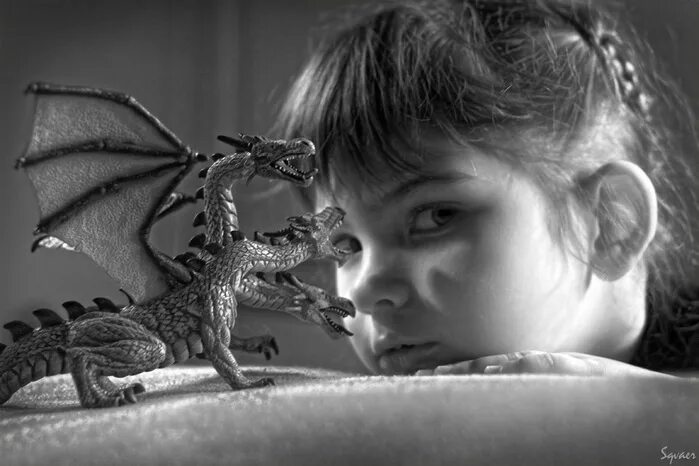 Девочка и дракон. Маленький дракон. Дракон малыш. Дракончик девочка.