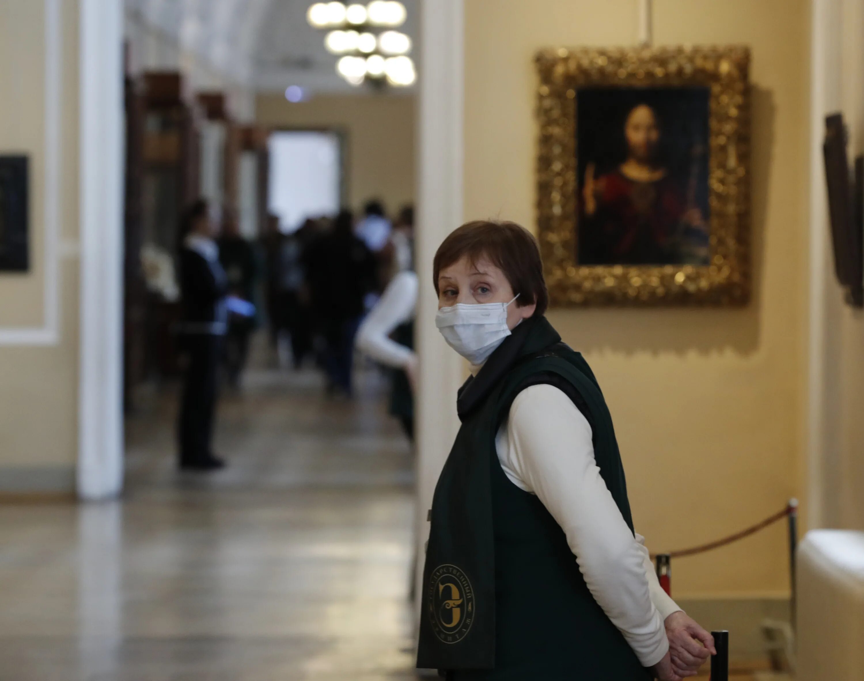 Посетители музея это. Эрмитаж пандемия. посетители эрмитажа в масках. эрмитаж посетители.