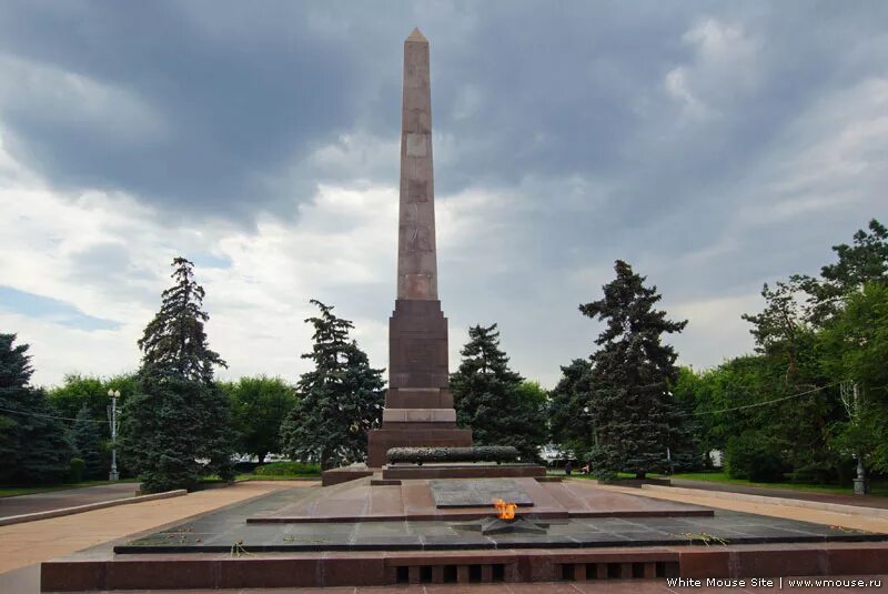 Памятники царицына. Вечный огонь на площади павших борцов Волгоград. Памятник на площади павших борцов в Волгограде. Памятник вечный огонь Волгоград площадь павших борцов. Вечный огонь Волгоград аллея героев.