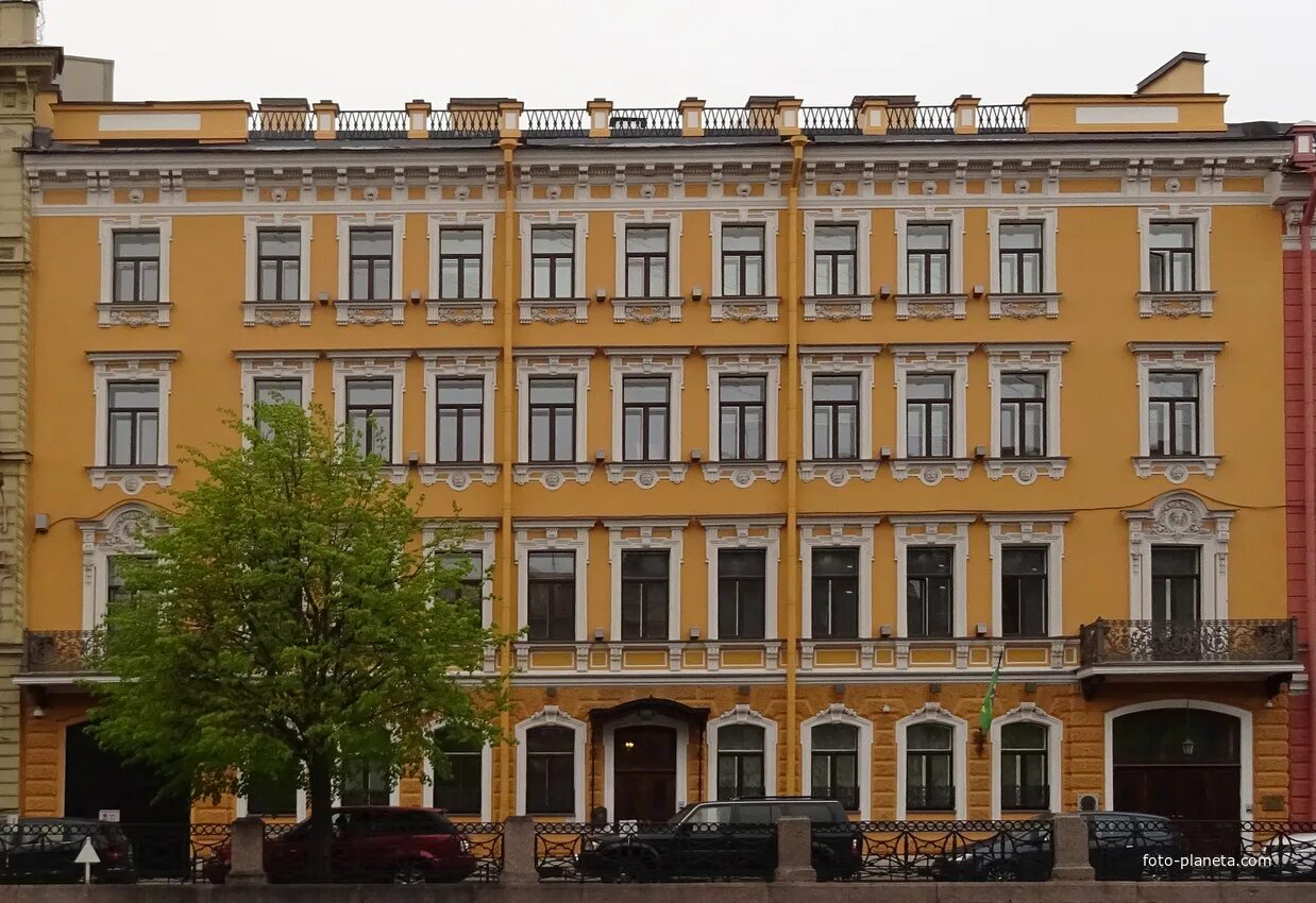 Университет управления и экономики санкт-петербург. Вид на набережную реки мойки. Наб реки мойки 65. Набережная мойки 65. Решетка реки мойки.