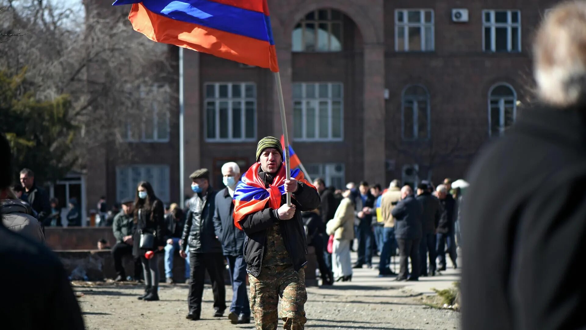 Армяне о пашиняне. Жители Армении. Армянские протесты с флагами. Флаг оппозиции Армении. МИД митинг Ереван.