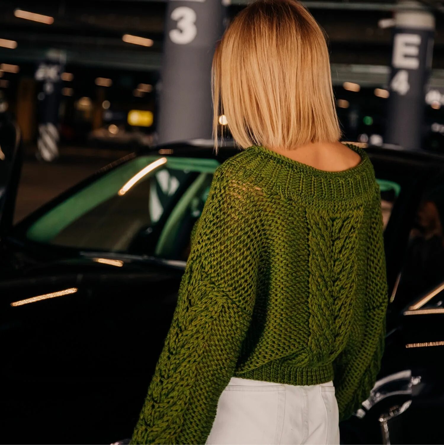 Свитер хаки. Свитер хаки женский. Джемпер укороченный зеленый. Укороченный свитер хаки.