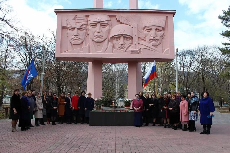 Джегута черкесск. Памятники Усть-Джегута. Усть Джегута парк. Усть-Джегута статуя Ленина. Усть Джегута вечный огонь.