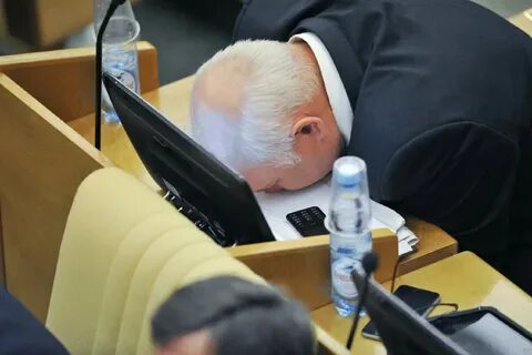 С грустной думой на лице