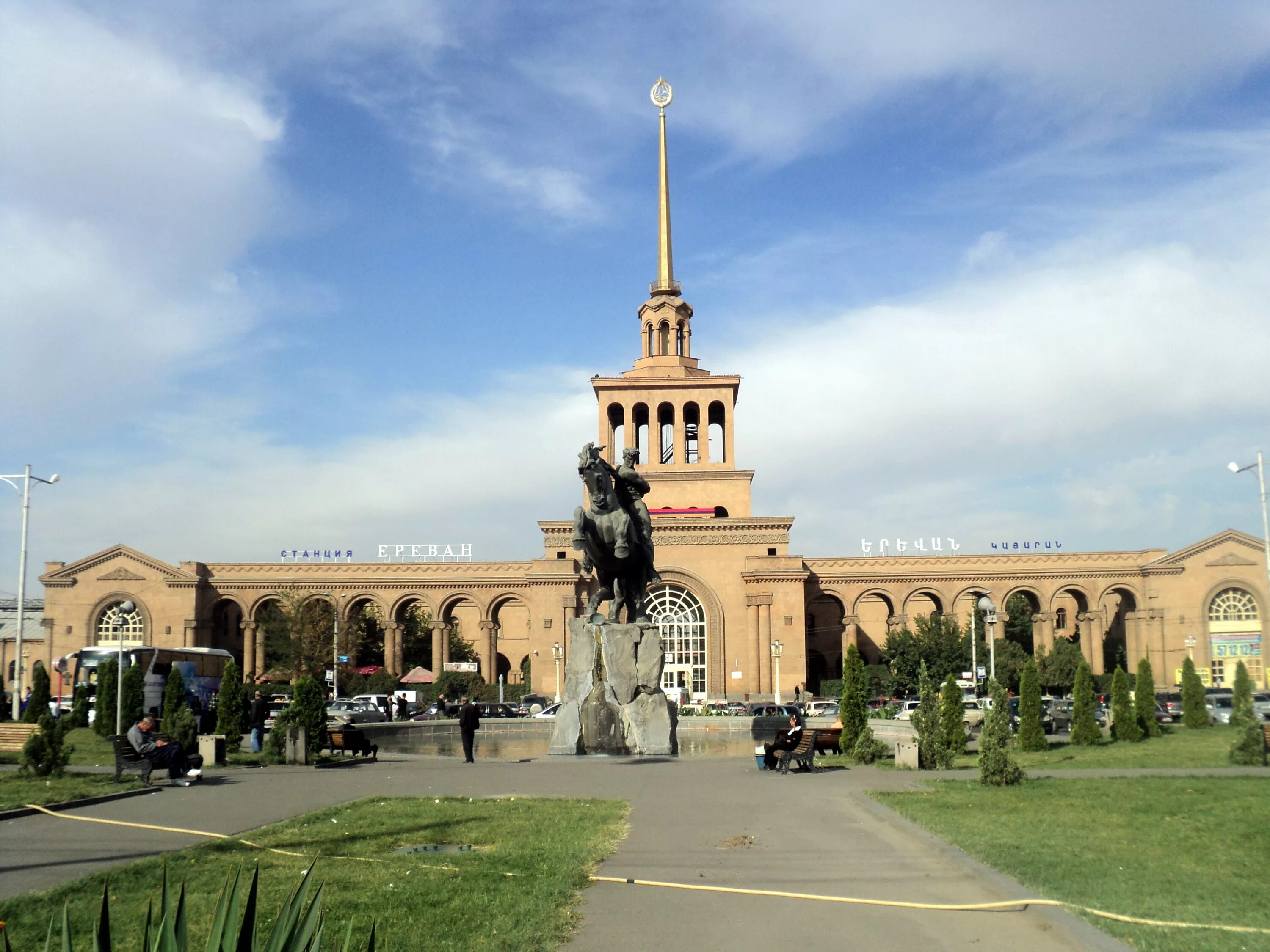 Вылети еревана. Центральный вокзал Еревана. Армения вокзал Гюмри. ЖД вокзал Гюмри. ЖД вокзал Ереван.