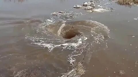 Водоворот на реке 4