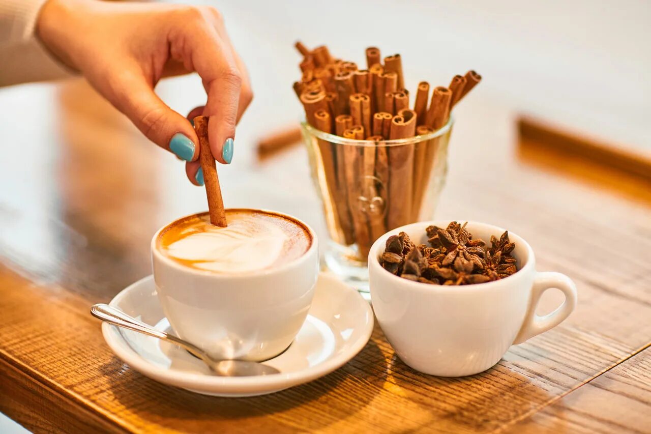 Кофе с корицей фото. Денежный четверг кофе с корицей. Ароматный кофе с корицей. Кофе с корицей на белом фоне. Кофе с корицей по четвергам что говорить.