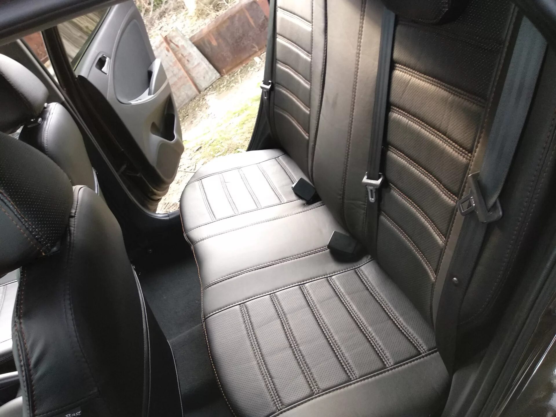 Натяжка авточехлов. Чехлы автопилот гольф 4. Натянуть чехлы из экокожи. Натянуть чехлы из экокожи. Авточехлы опель мокка черный полоски из экокожи.