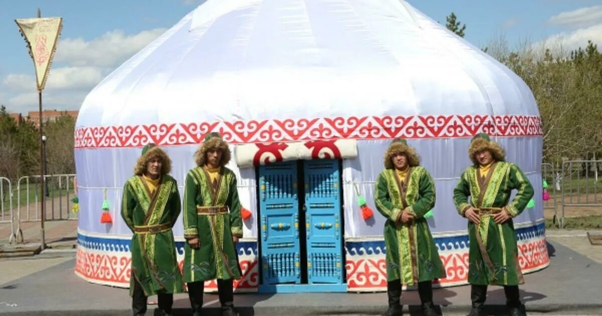 Красивый интерьер юрты. Казахская юрта и ее убранство. Современная культура казахстана. Казахская юрта муканов. Быт казахов.