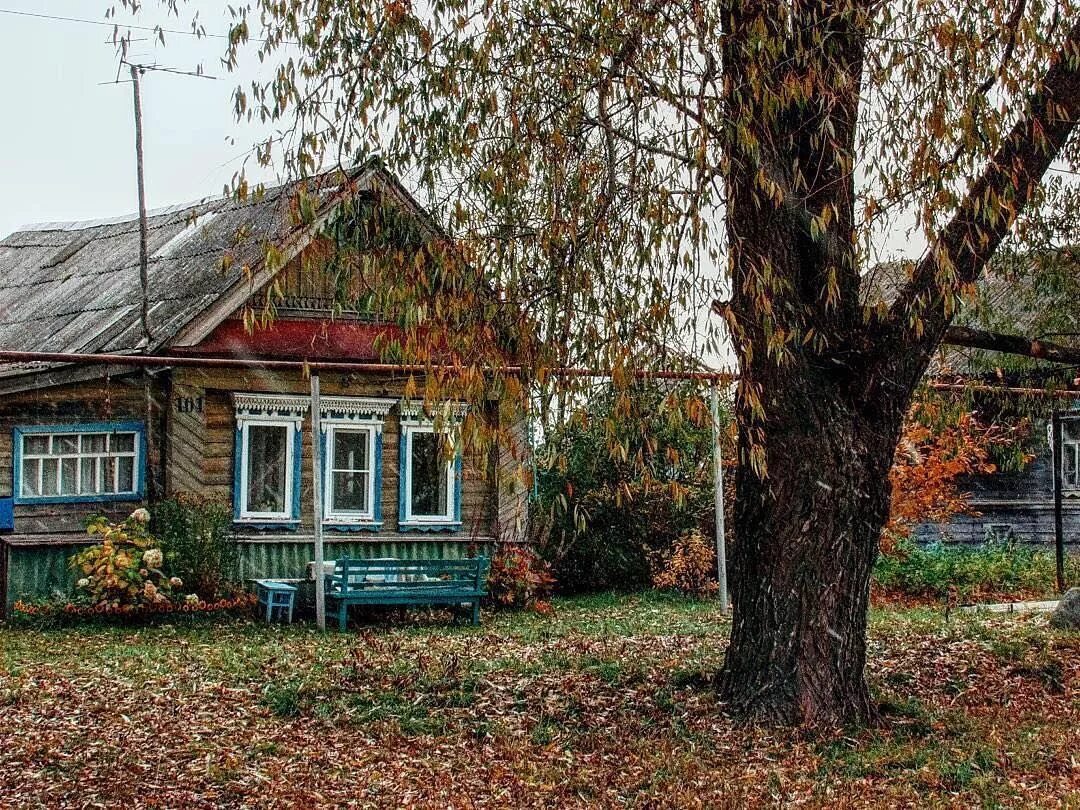 Советский дом в деревне. Деревенский дом. Домик в деревне. Сельские дома. Деревенский дом в России.