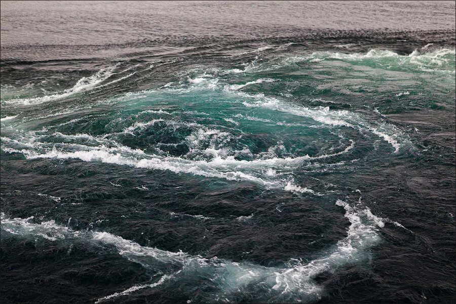 Течения в морях и океанах. Водоворот Сальстраумен. Водоворот Мальстрем в норвежском море. Мессинский пролив водовороты. Саргассово море водоворот.