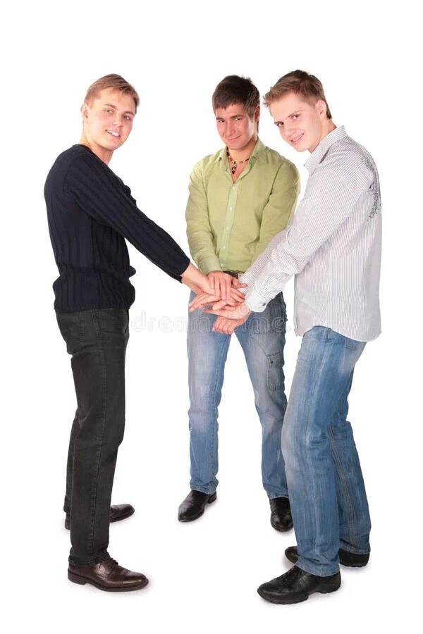 Друг друга по очереди. Трое людей держаться за руки. Три мужчины. Три человека стоят. Три человека держатся за руки.