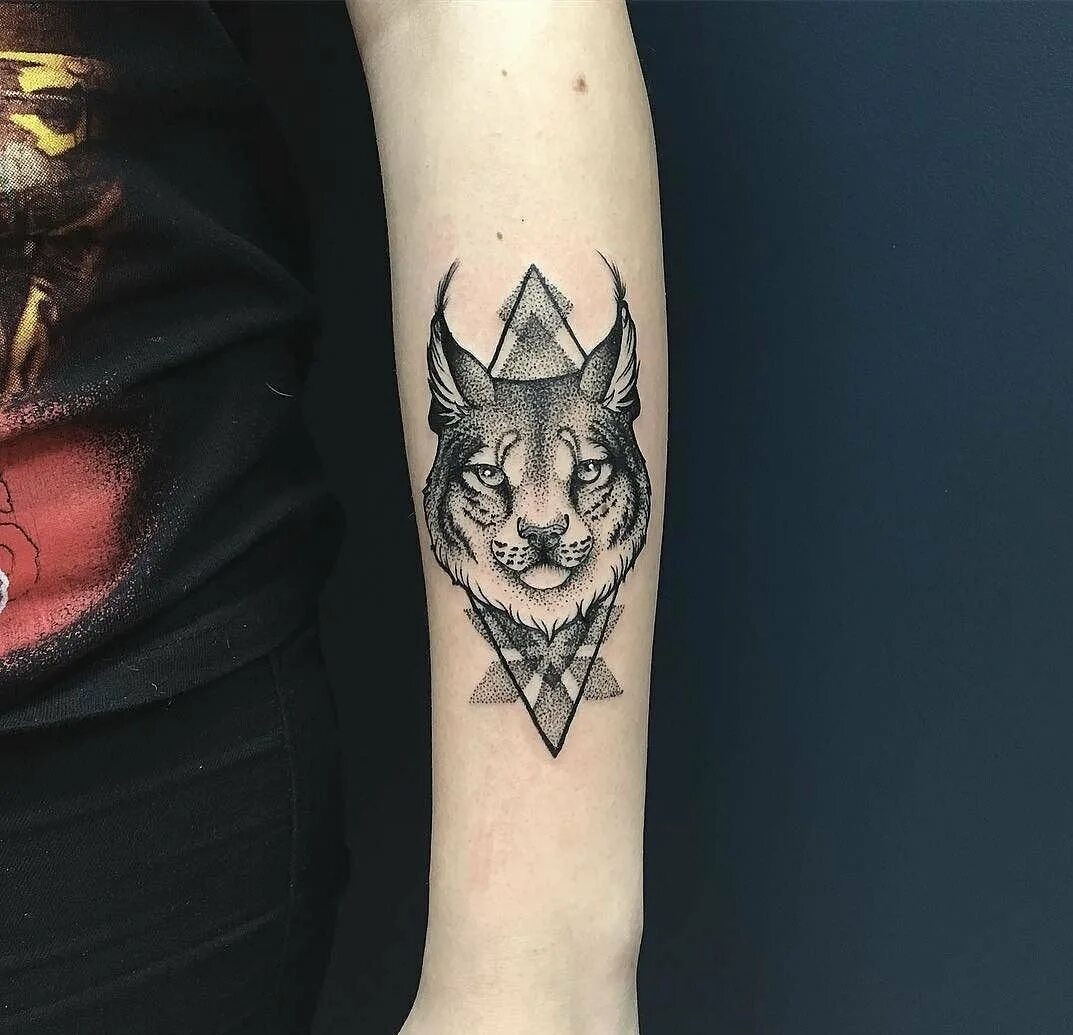 Тату рысь. Тату с рысью. Тату на лопатке рысь. Тату рысь. Тату рысь.