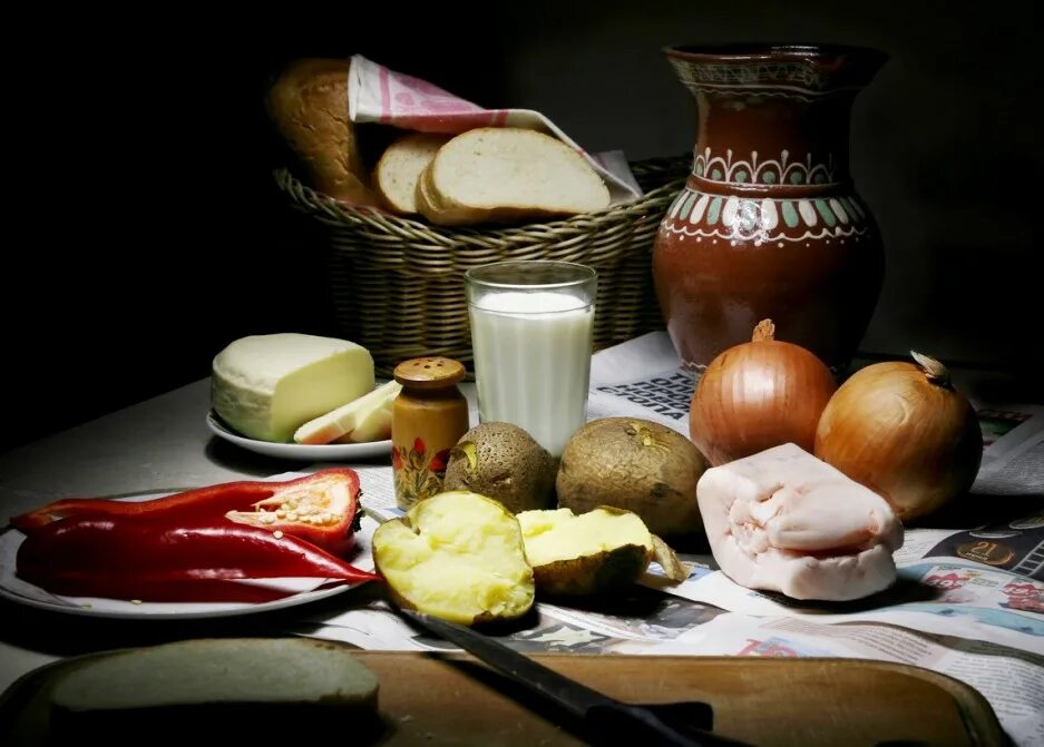 Хлеб молоко питание. Натюрморт продукты. Деревенский стол с едой. Натюрморт с хлебом. Натюрморт с продуктами питания.