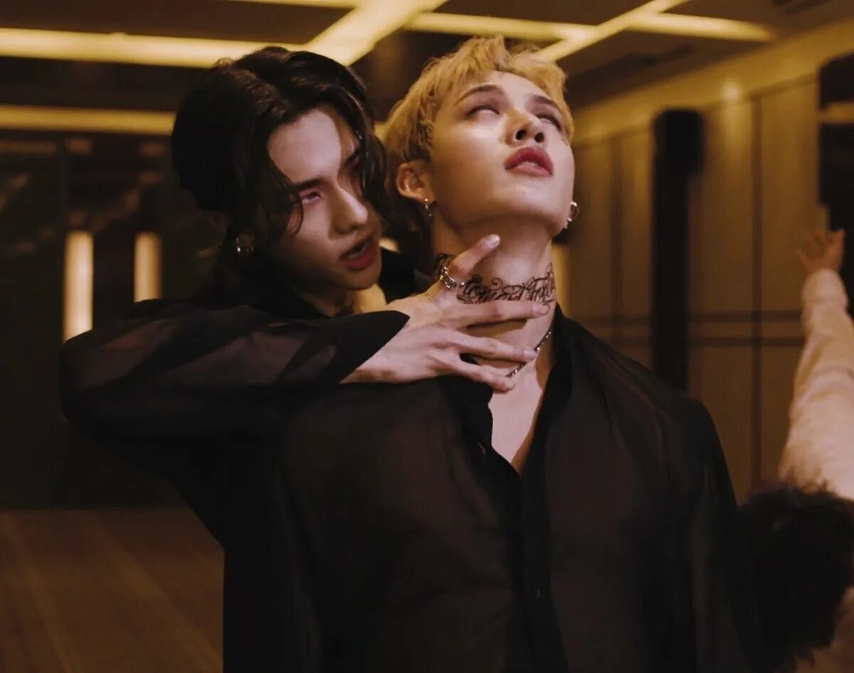 Хван хенджин play with fire. Stray kids hyunjin песня. Хенджин stray kids. Mp3. Хенджин artist on the month.