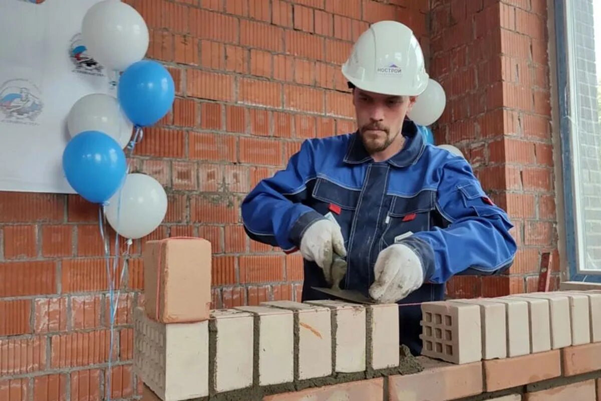 Строители строят. Хорошие отзывы строителям. Хорошие отзывы строителям. Строительство фото для рекламы. Дом каменщика.