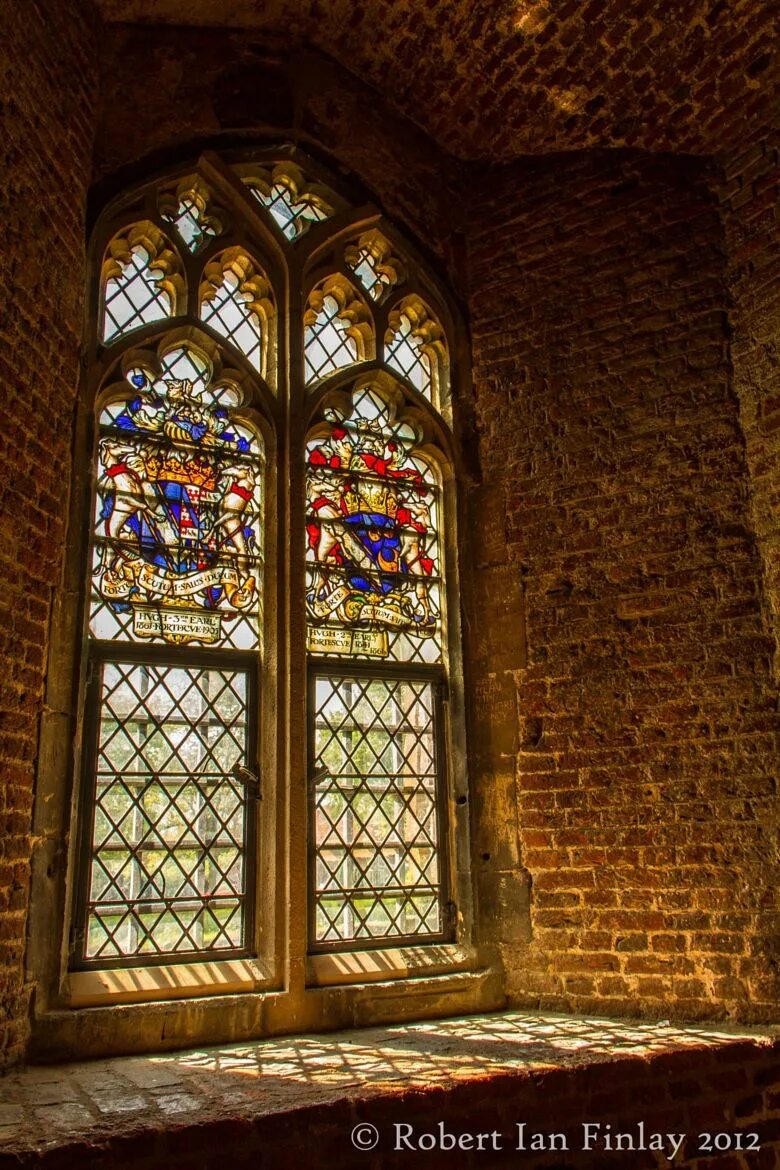 В замках были окна. Витражи собора сен Дени. Шильонский замок витражи. Витражные окна в замке. Окно в средневековом стиле.
