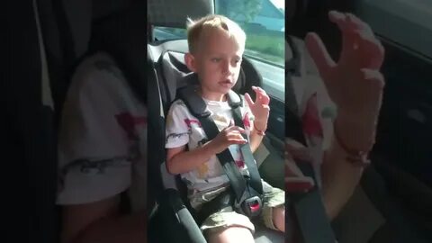 Мальчик поет шамана