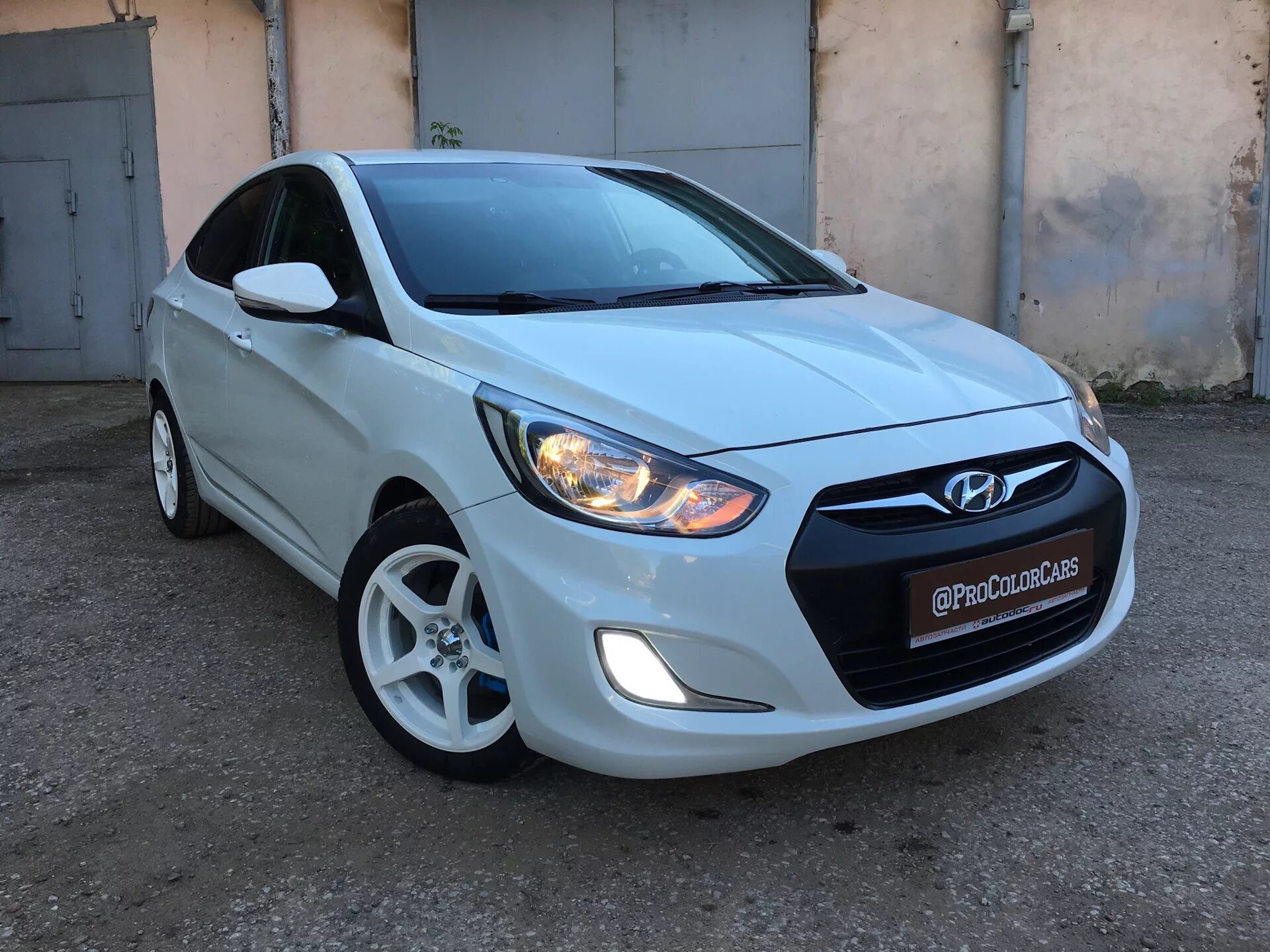 Хендай акцент 2011. Hyundai Accent 2012 Tuning. Hyundai Accent Tuning 2013. Hyundai Accent 2011. Хендай Солярис / акцент 2011.