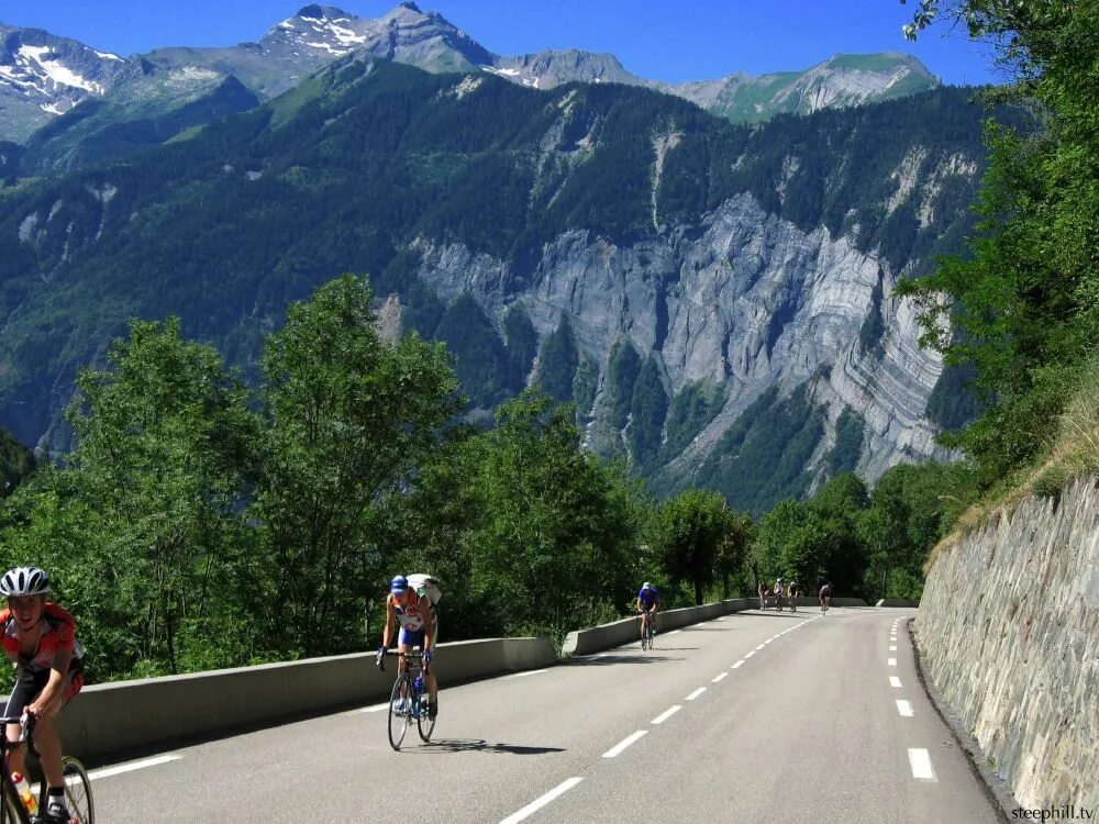 Bike tour. Tour de France Alpe d,Huez. Велотур Альпы. Альп д'Юэз велотрасса. Тур де Франс велосипеды.