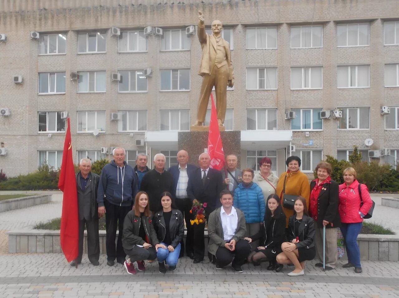 Новомышастовская скульптура ленин. Ленин кубань. Славянск на кубани памятник ленину на красной. Ленин кубань. Ленин кубань.