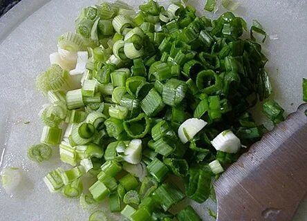 Зеленый лук с солью