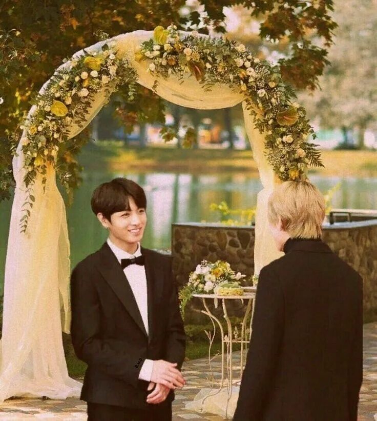 Женатые участники бтс. Бтс на русской свадьбе. Бтс на свадьбе сестры хосока. Бтс свадьба. Bts в платьях.