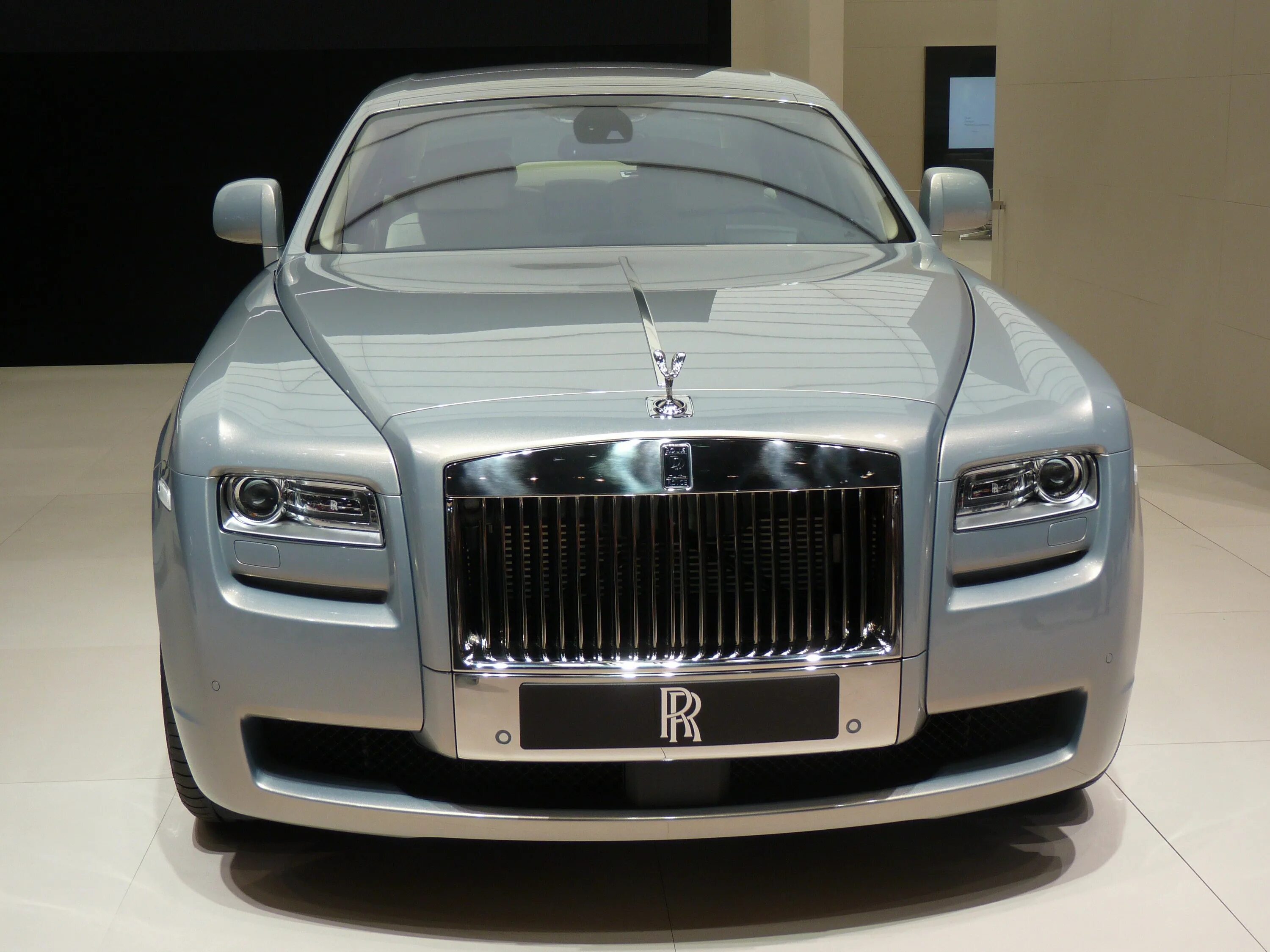 Какую машину купить за 1000000 в 2024. Rolls Royce Ghost 2010. Роллс Ройс за 1000000 рублей. Роллс Ройс за 25 млн руб.