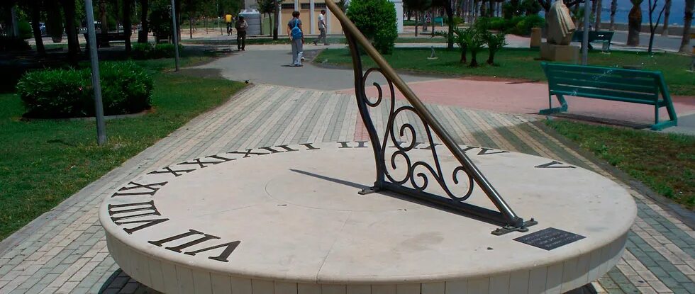 Ландшафтные солнечные часы. Солнечные часы» (sundial, coloro: 028-59-26). Гномон это в астрономии. Гномон роман. Гномон циферблат.