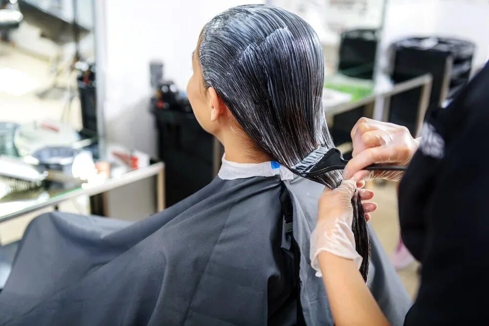 кисть для балаяжа. мастер по окрашиванию волос. окрашивание в парикмахерской. парикмахер-колорист джек мартин. парикмахер колорист.