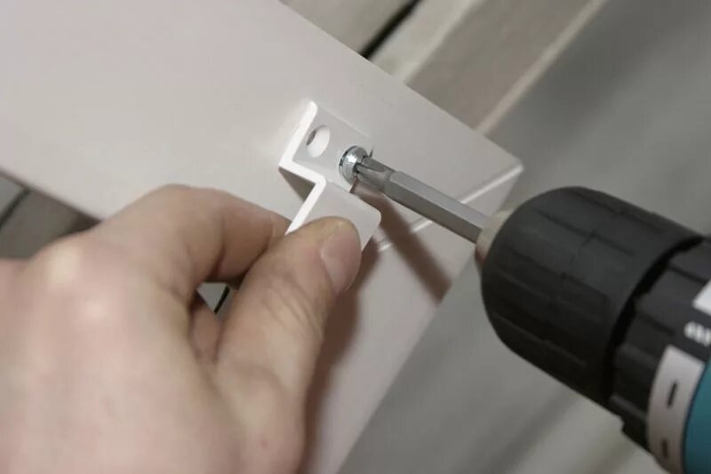 Чертёж металлических креплений для москитной сетки. Схема установки москитных сеток на пластиковые окна. Схема сборки москитной сетки для пластикового окна. Монтаж москитной сетки на пластиковое окно схема креплений. Как правильно установить крепеж для москитной сетки.