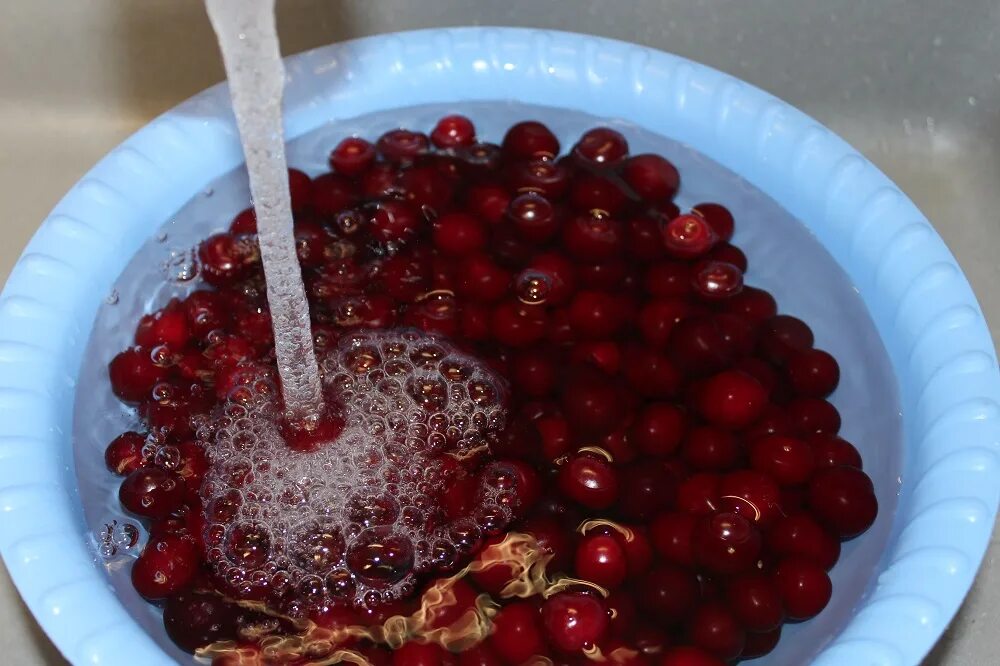 Из чего делают вишневый сок. Сок из вишни. Сок в соковарке из замороженных ягод. Сок из вишни в соковарке. Вишневый сок на зиму.
