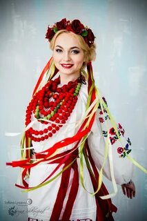 Украинка в национальном костюме