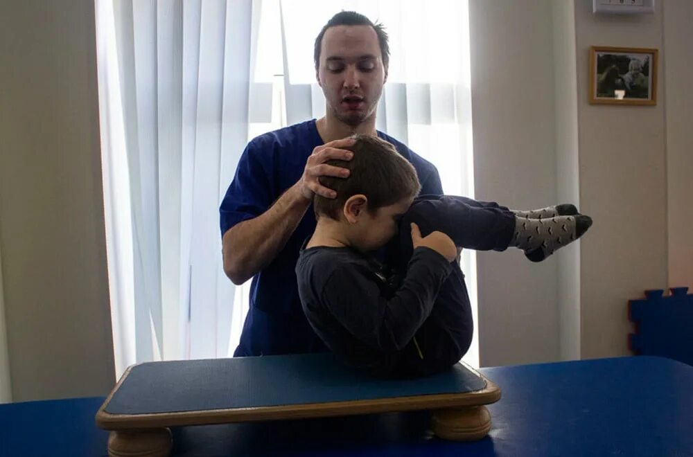Дцп тренировки. Лечебная физкультура дцп адаптивная. дцп реабилитация лфк. партерная гимнастика для детей с дцп. лечебная гимнастика для детей с дцп.