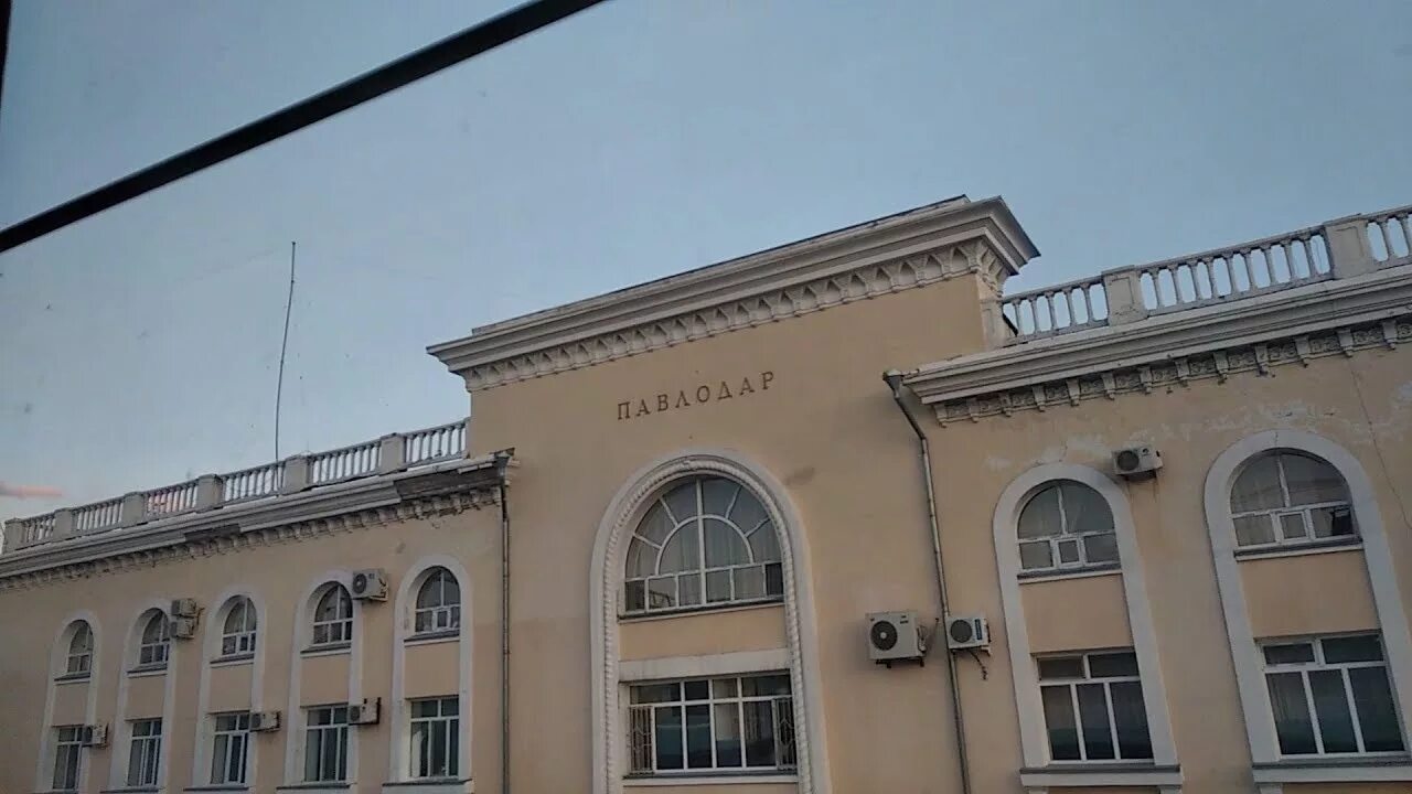 Павлодарский жд вокзал. Павлодар жд вокзал фото. Жд вокзал павлодар. Павлодар железнодорожная. Павлодарская детская железная дорога.