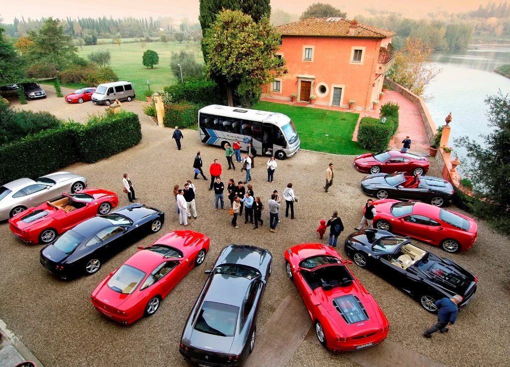 увлечение машины. коллекция игрушечных машинок. профессия автомеханик. увлечение машинами. мужчина чинит машину.